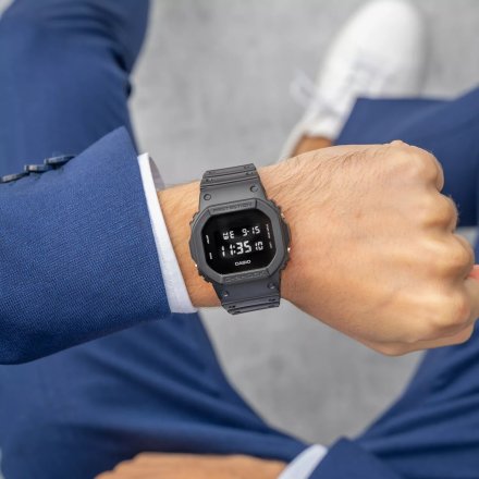 Zegarek Casio G-Shock czarny z czarnym wyświetlaczem DW-5600UBB-1ER