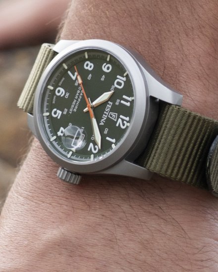 Festina Field Swiss Made Zegarek Męski srebrny z zielonym paskiem 20082/2