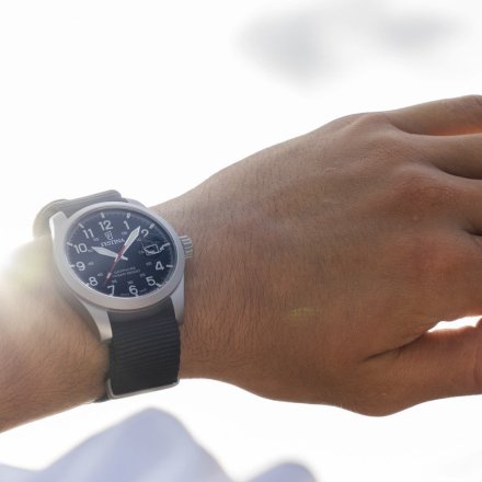 Festina Field Swiss Made Zegarek Męski srebrny z czarnym paskiem 20082/3