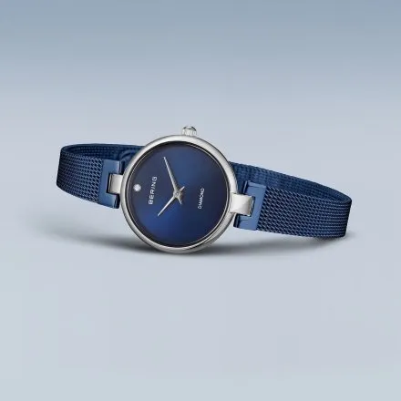 Bering Classic zegarek damski granatowy na bransolecie mesh 17724-307