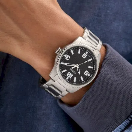 Guess Varsity srebrny zegarek  z czarną tarczą i srebrną bransoletką GW0889G1