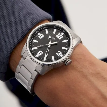 Guess Varsity srebrny zegarek  z czarną tarczą i srebrną bransoletką GW0889G1