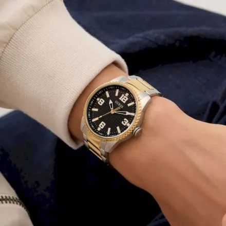Guess Varsity złoto-srebrny zegarek  z czarną tarczą na bransolecie GW0889G2