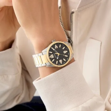 Guess Varsity złoto-srebrny zegarek  z czarną tarczą na bransolecie GW0889G2