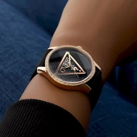 Guess Roxy zegarek damski różowozłoty na czarnym pasku GW0942L3