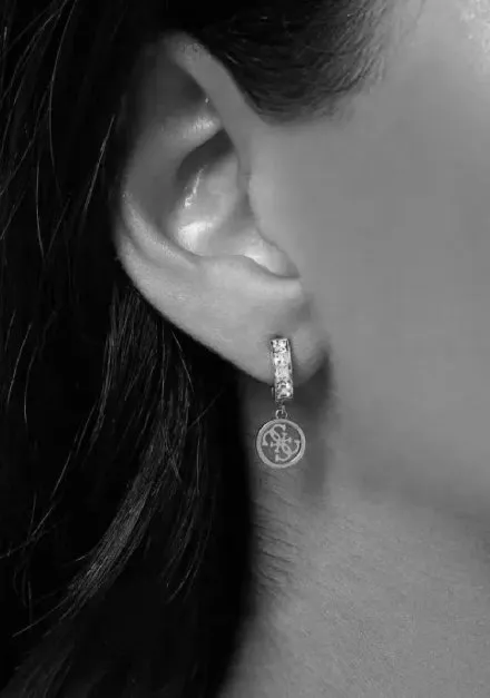 Guess HUGGIE ME srebrne kolczyki wiszące z zawieszką i kryształami JUBE03147JW-RH