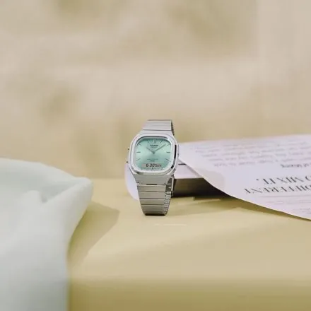 Casio Vintage AQ-240E-2AEF srebrny zegarek w stylu retro z bransoletką i błękitną tarczą