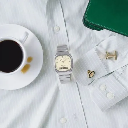 Casio Vintage AQ-240E-7A2EF srebrny zegarek w stylu retro z bransoletką i tarczą w kolorze kości słoniowej