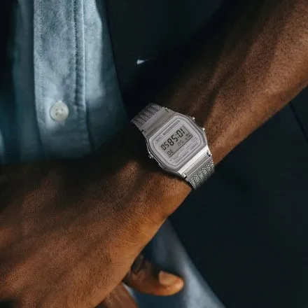 Casio Vintage A158WEM-7EF srebrny zegarek w stylu retro z wyświetlaczem i bransoletą typu mesh
