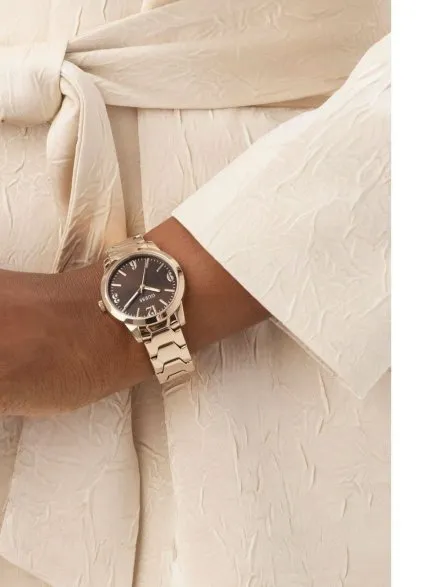 Guess Winni różowozłoty zegarek damski na bransolecie z brązową tarczą GW1028L4