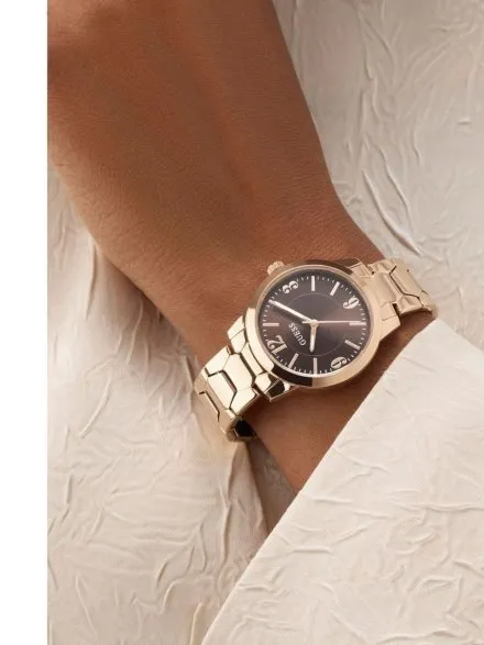 Guess Winni różowozłoty zegarek damski na bransolecie z brązową tarczą GW1028L4