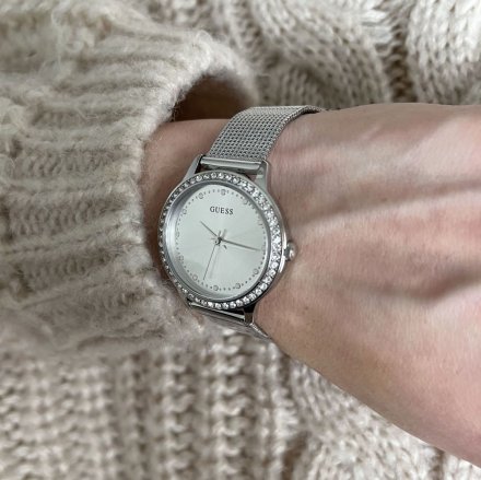 Srebrny zegarek damski Guess Chelsea z kryształkami i siateczkową bransoletką W0647L6