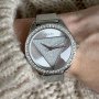 Srebrny zegarek damski Guess Tri Glitz błyszczący z siateczkową bransoletką W1142L1