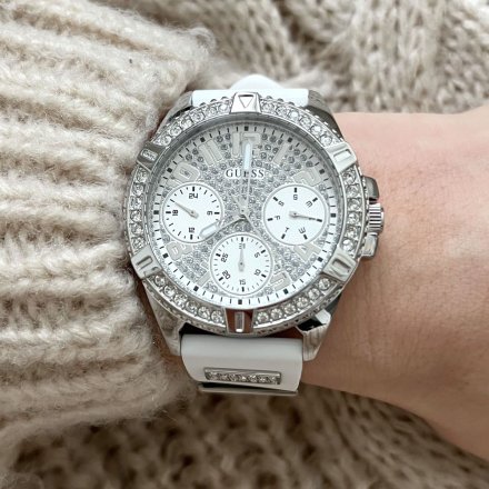 Srebrny zegarek damski Guess Frontier z białym paskiem i kryształami W1160L4