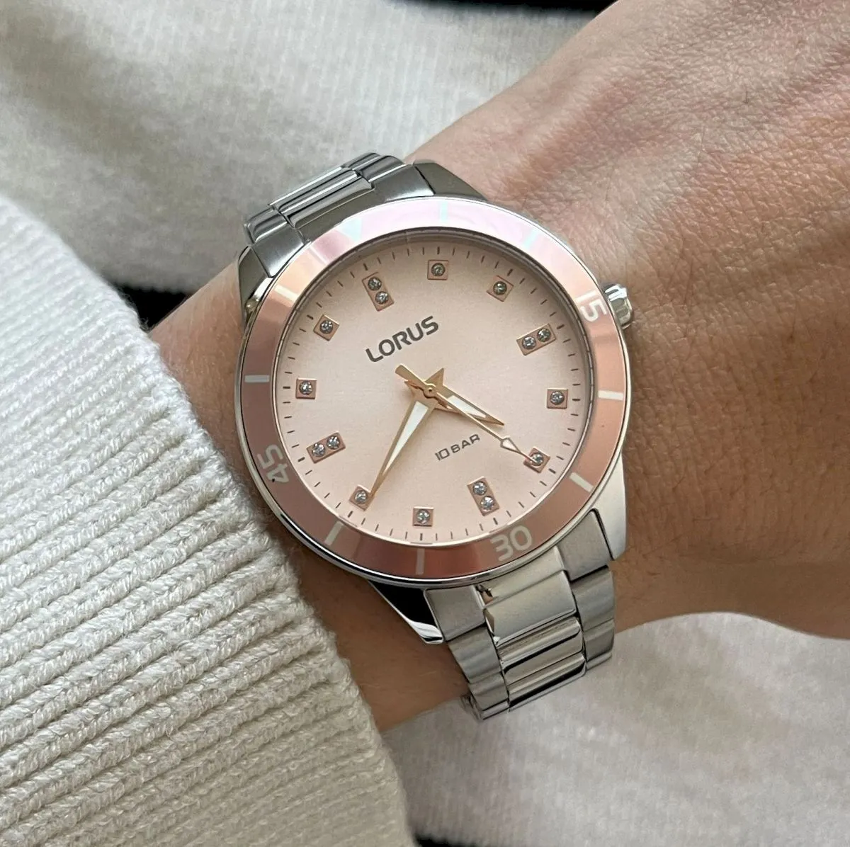Sportowo-elegancki zegarek damski Lorus ze srebrną bransoletką