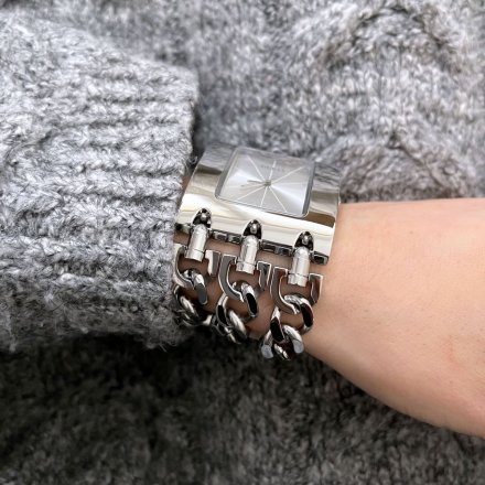 Srebrny zegarek damski Guess z łańcuszkami Heavy Metal W1274L1