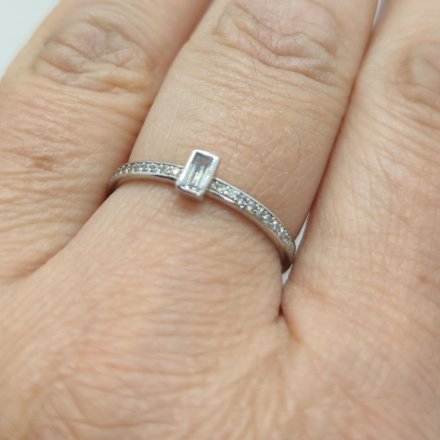 Srebrny pierścionek z białą prostokątną cyrkonią GR20 • Srebro 925