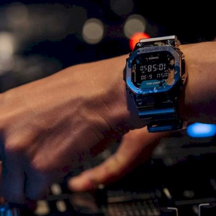 Srebrny zegarek Casio G-SHOCK Graffiti Street Spirit GM-5600SS-1ER
