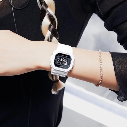 Biały zegarek Casio G-SHOCK prostokątny GMD-S5600-7ER