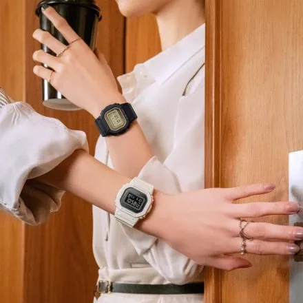 Biały zegarek Casio G-SHOCK prostokątny GMD-S5600-7ER