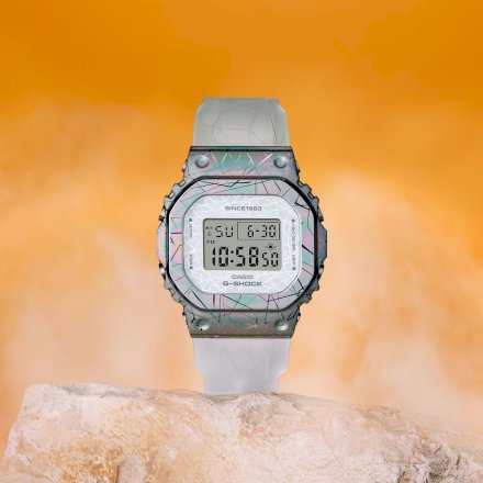 Kolorowy zegarek Casio G-SHOCK Adventurer's stone prostokątny GM-S5640GEM-7ER