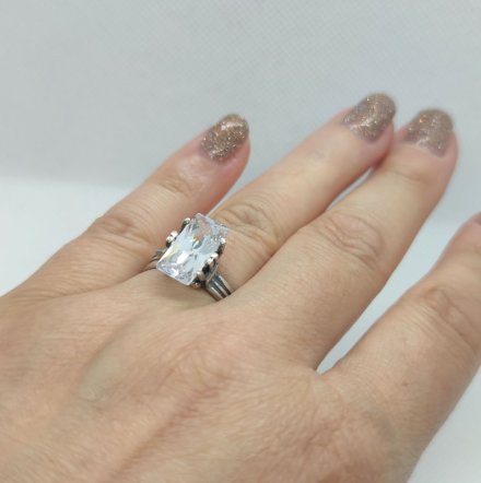 Srebrny pierścionek z białą prostokątną cyrkonią GR36 • Srebro 925