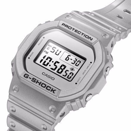 Metaliczny srebrny zegarek Casio G-SHOCK Forgotten Future DW-5600FF-8ER