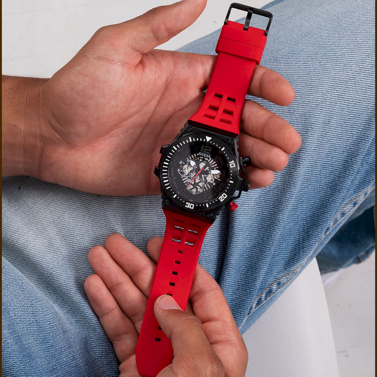 na GW0325G3 Exposure zł 599,00 Guess pasku - czerwonym Czarny zegarek