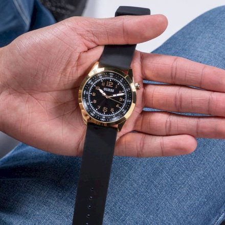 Złoty zegarek Guess Max z czarną tarczą i czarnym paskiem GW0494G2