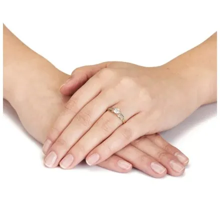 Złoty pierścionek Baron z błyszczącymi kryształami r.15 • Złoto 333