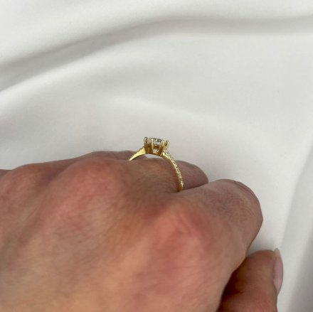 Złoty pierścionek zaręczynowy z dużym kryształem i cyrkoniami r. 17 • Złoto 585