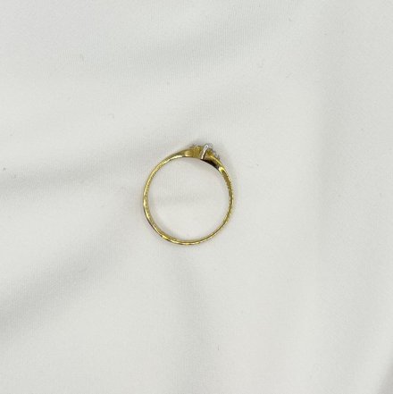 Złoty pierścionek zaręczynowy z delikatnymi kryształkami • Złoto 333