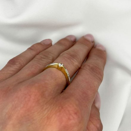 Złoty pierścionek zaręczynowy klasyczny kryształ dwa kolory r.14 • Złoto 585