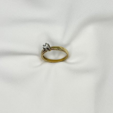 Złoty pierścionek zaręczynowy ażurowym zdobieniem i kryształem • Złoto 333