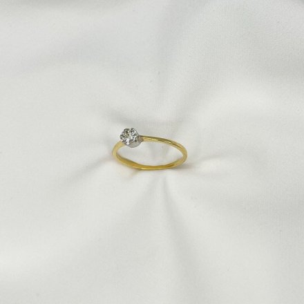 Złoty pierścionek zaręczynowy z błyszczącymi kryształkami r.14 • Złoto 585