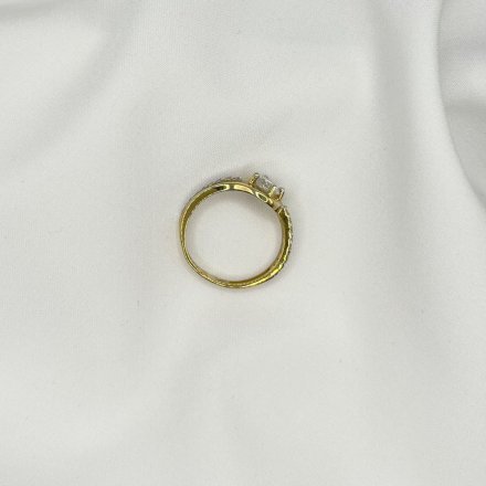 Złoty pierścionek z okrągłą cyrkonią i zdobioną szyną r.11 • Złoto 333