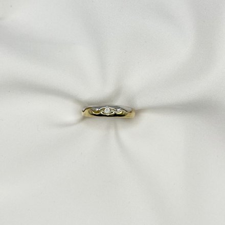 Złoty pierścionek w dwóch odcieniach z falą i cyrkonią r.13 • Złoto 333