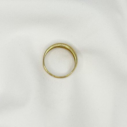 Złoty pierścionek w dwóch odcieniach z falą i cyrkonią r.13 • Złoto 333