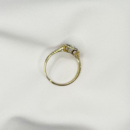 Złoty pierścionek zaręczynowy z dużą cyrkonią i zdobioną szyną r.16 • Złoto 333