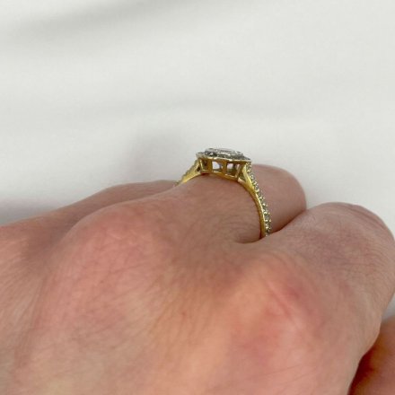 Złoty pierścionek zaręczynowy z dużą cyrkonią i zdobioną szyną r.16 • Złoto 333