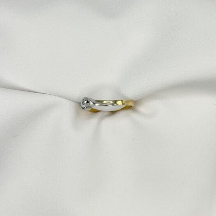 Złoty pierścionek zaręczynowy dwa kolory z diamentem r.11 • Złoto 585 1,66g Brylant 0,04ct H