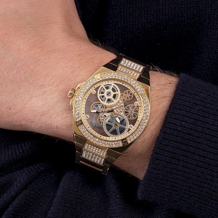 Złoty zegarek Guess Big Reveal z widocznym mechanizmem i bransoletką GW0323G2