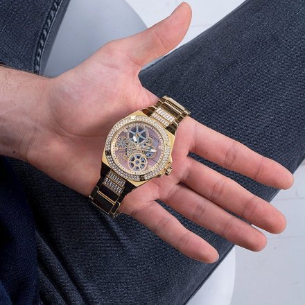Złoty zegarek Guess Big Reveal z widocznym mechanizmem i bransoletką GW0323G2