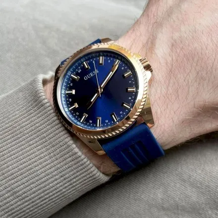 Różowozłoty zegarek Guess Champ z granatowym paskiem GW0639G3