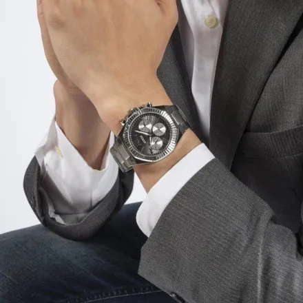 Guess Equity zegarek męski srebrny na bransolecie czarna tarcza GW0703G1
