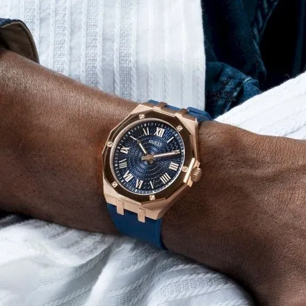 Różowozłoty zegarek Guess Asset z granatowym paskiem GW0663G3