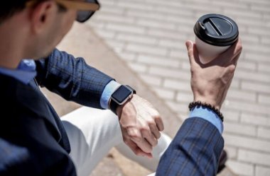 Czy smartwatch może pasować do eleganckiego stroju? Tak, jeśli wybierzesz któryś z tych modeli