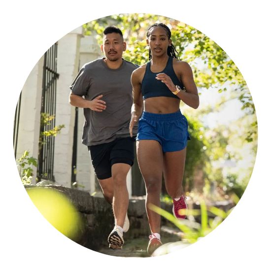 Smartwatch Garmin Forerunner 570 podczas biegania w mieście	