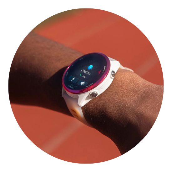 Zegarek Garmin Forerunner 570 styl i funkcjonalność Zbliżenie smartwatcha Garmin Forerunner 570 na nadgarstku